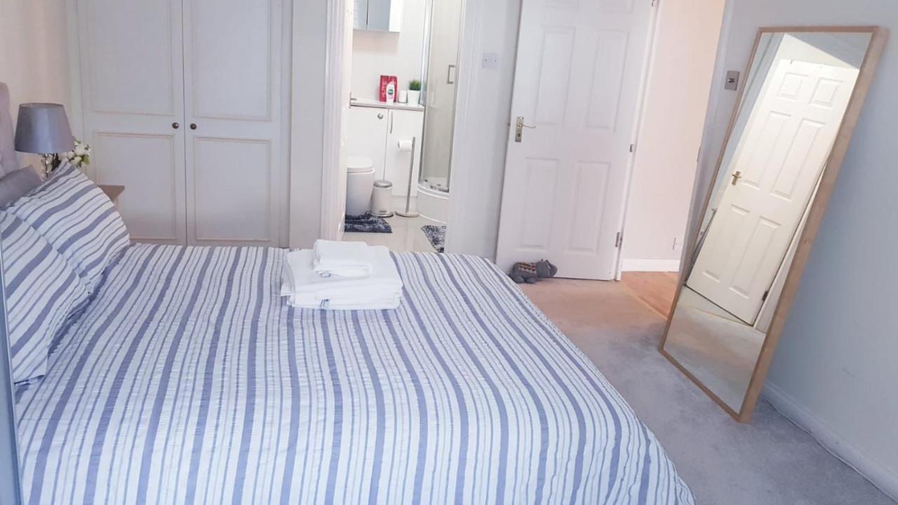 Lovely 2 Bedroom Flat In The Heart Of Water Wimbledon * Londen