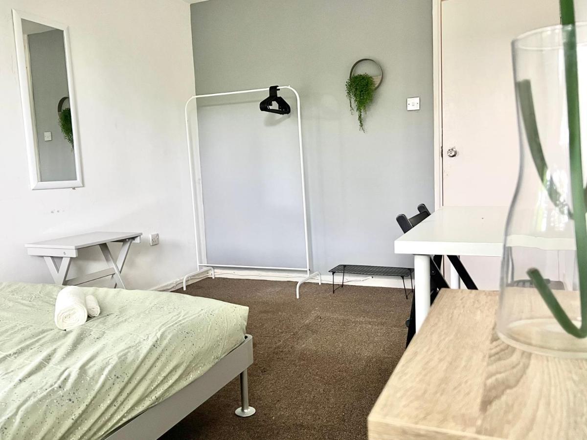 Private Bedrooms In A Flat! Away From Home! Shared Bathroom * Londres