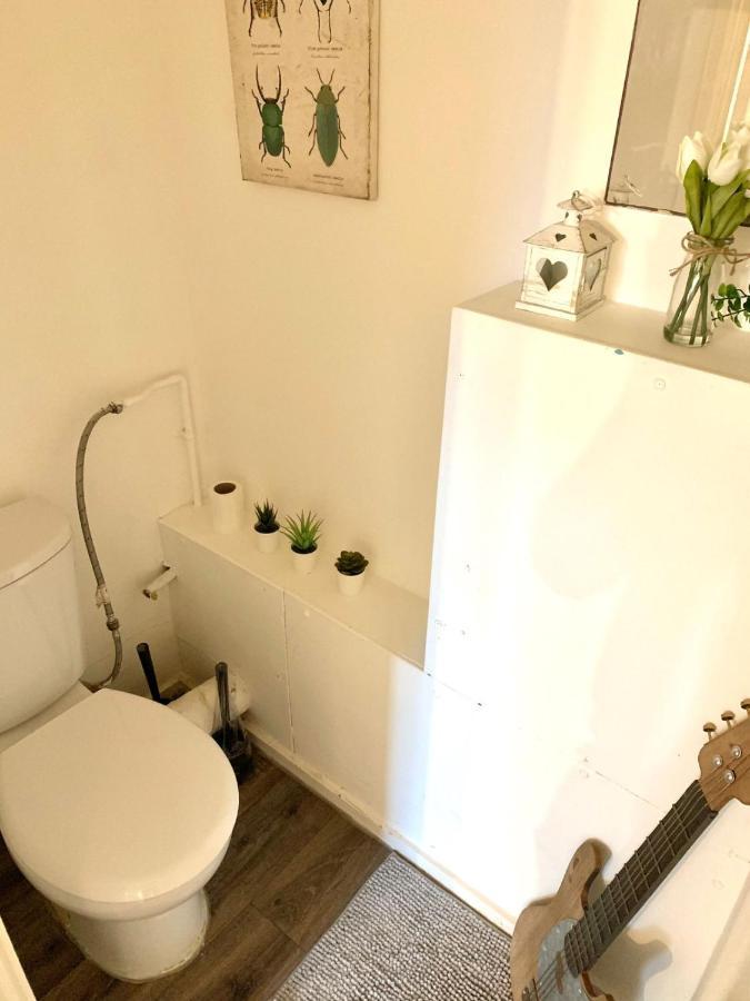 Private Bedrooms In A Flat! Away From Home! Shared Bathroom * London