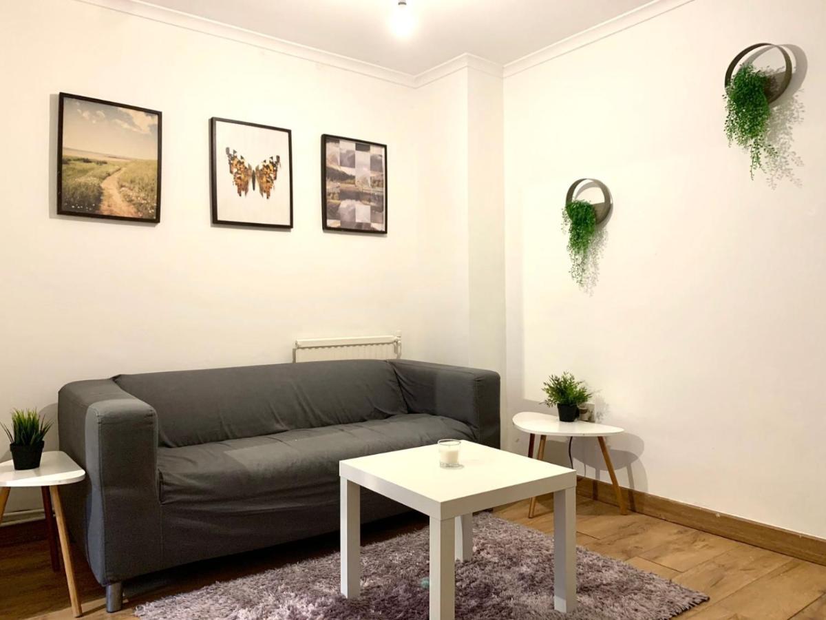 Private Bedrooms In A Flat! Away From Home! Shared Bathroom *