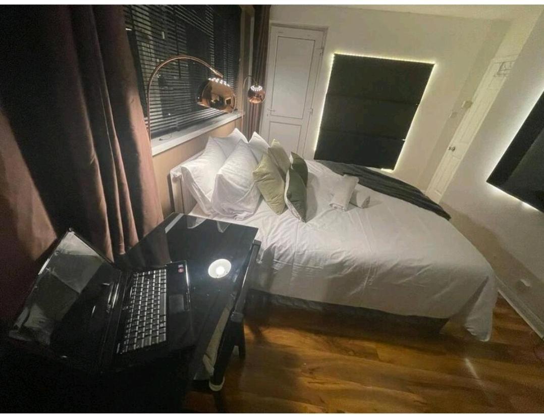 Privatunterkunft R3 Superking Sized Bed & 75