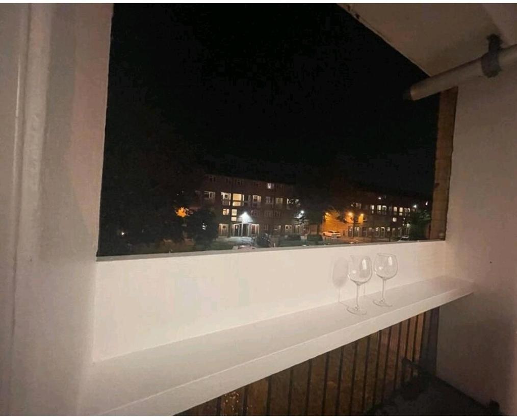 Privatunterkunft R3 Superking Sized Bed & 75