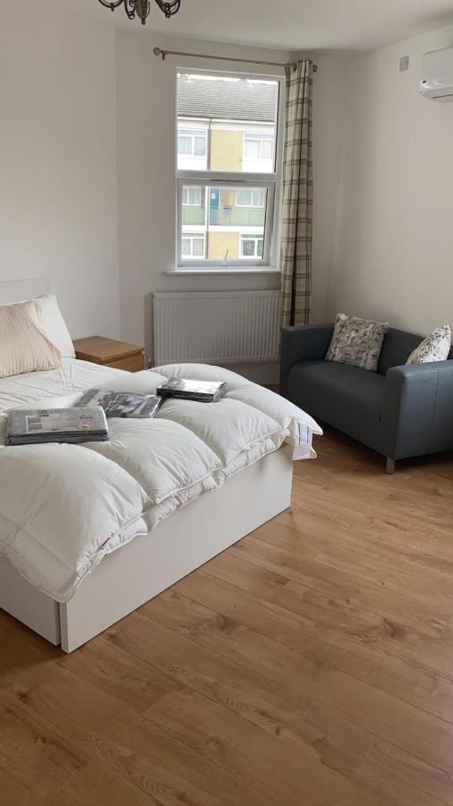 Newly Refurbished Flat In Camberwell, *