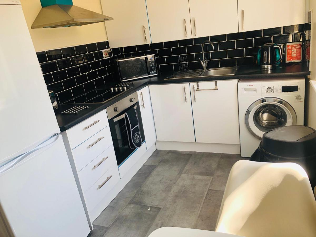 2 Bedroom, Near Station, Fast Wi-fi, Free Parking! * Londen