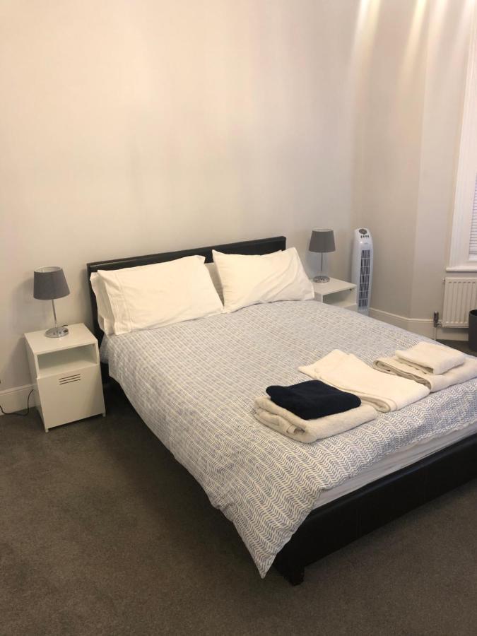 Appartement Great 4 Bedroom In Tooting Londen