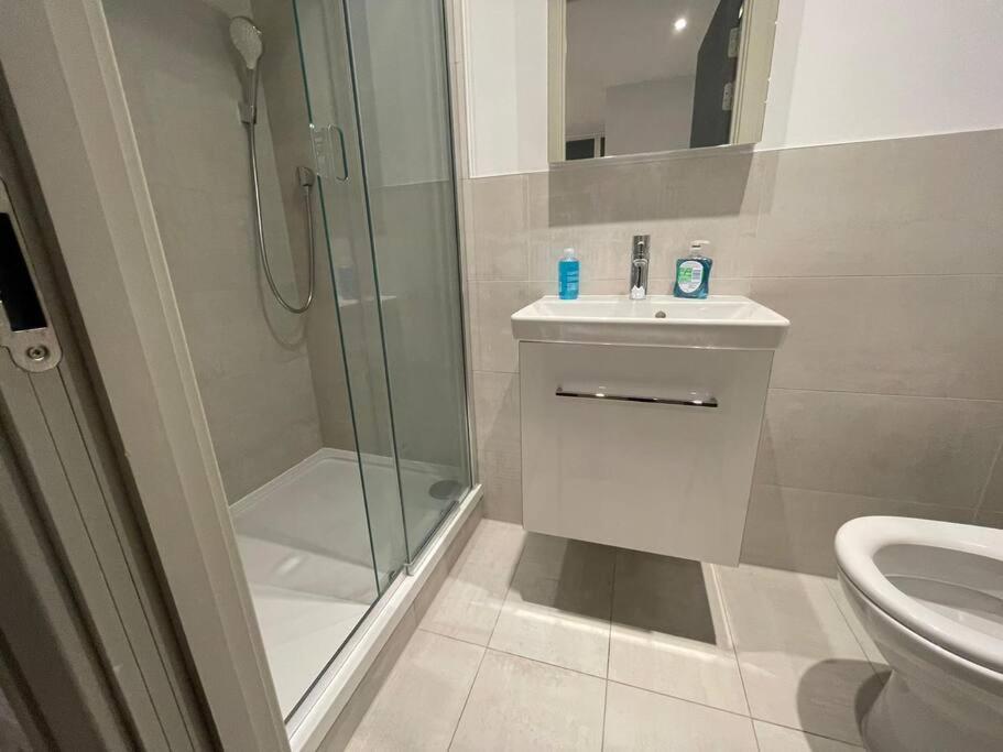 Apartamento Monthly Stays 1bed Serviced Studio Free Wifi & Netflix Whitechapel Perfect For Solo & Coupled Guests Londres