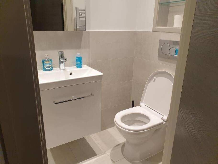 Long Stays 1bed Studio Serviced Netflix & Free Wifi Perfect For Solo And Coupled Guests Appartement *