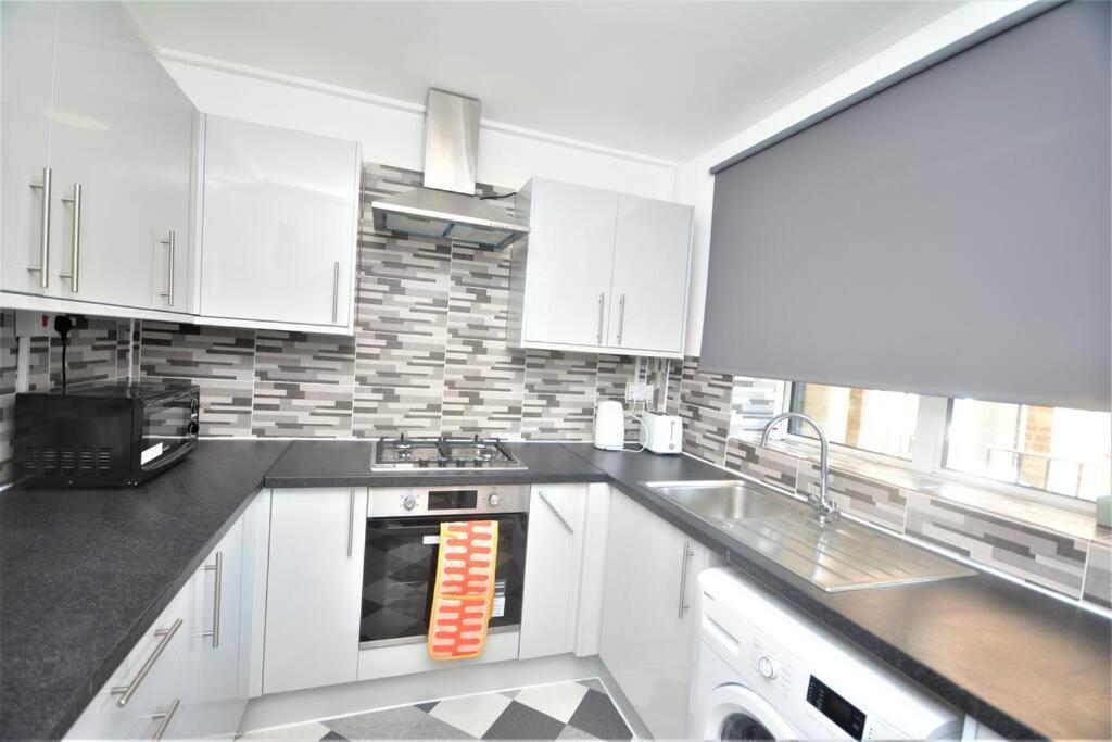 Zone 2 Two Bedroom Londen