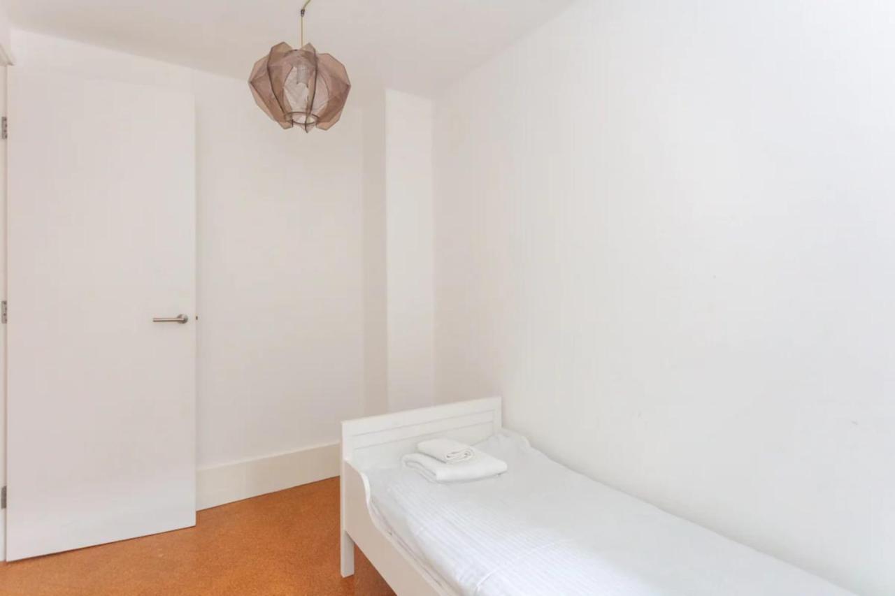 Peaceful 2 Bedroom In Apartment London