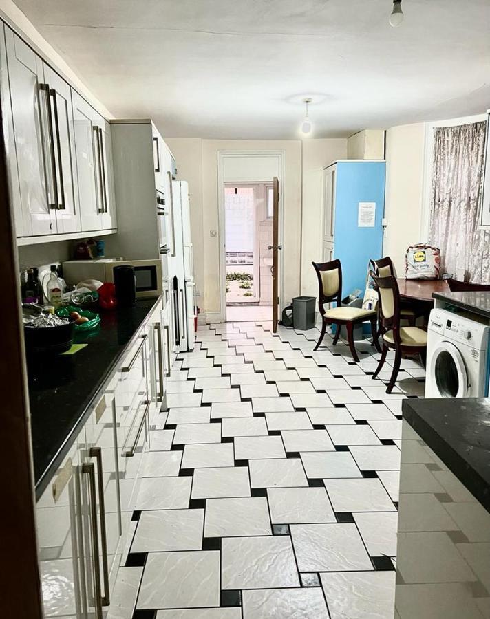 Spacious Double Bedroom! *