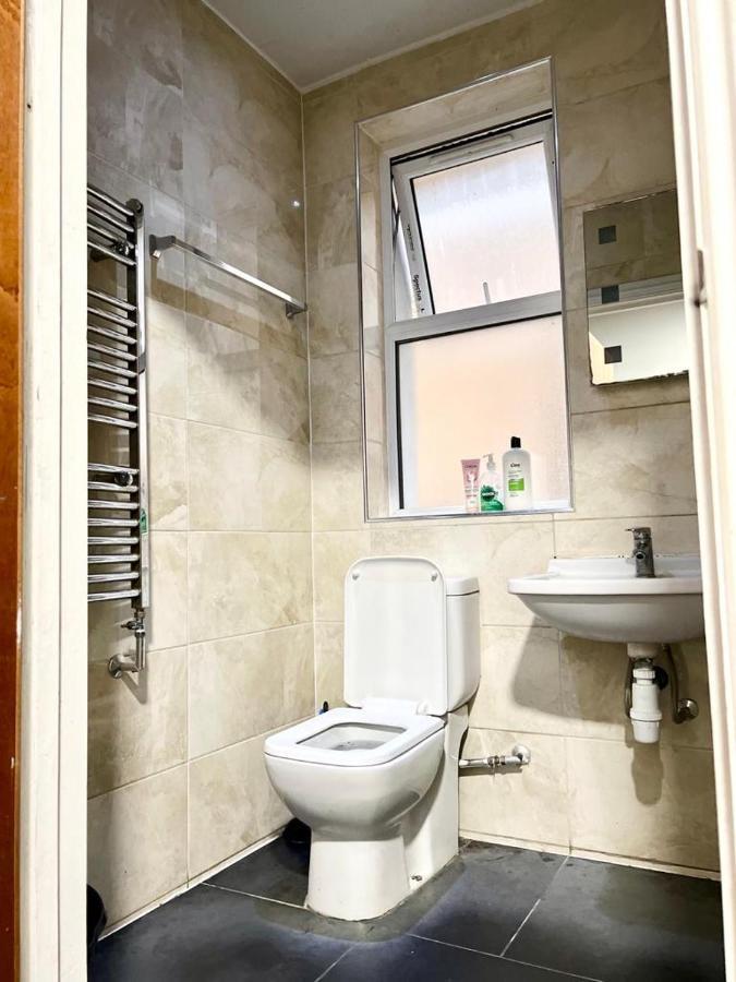Spacious Double Bedroom! * London