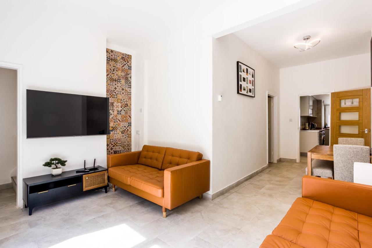 4 Bedroom House With Garden, Parking & 3 Mins Walking Distance From Train Station Londen