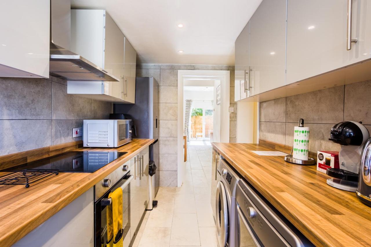 4 Bedroom House With Garden, Parking & 3 Mins Walking Distance From Train Station Vakantiehuis