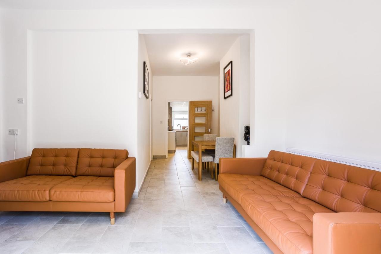 Vakantiehuis 4 Bedroom House With Garden, Parking & 3 Mins Walking Distance From Train Station