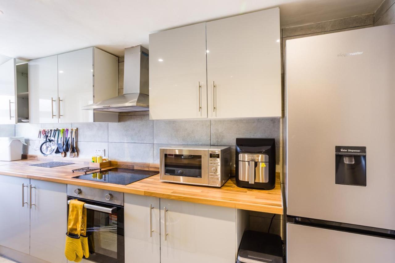 Vakantiehuis 4 Bedroom House With Garden, Parking & 3 Mins Walking Distance From Train Station Londen