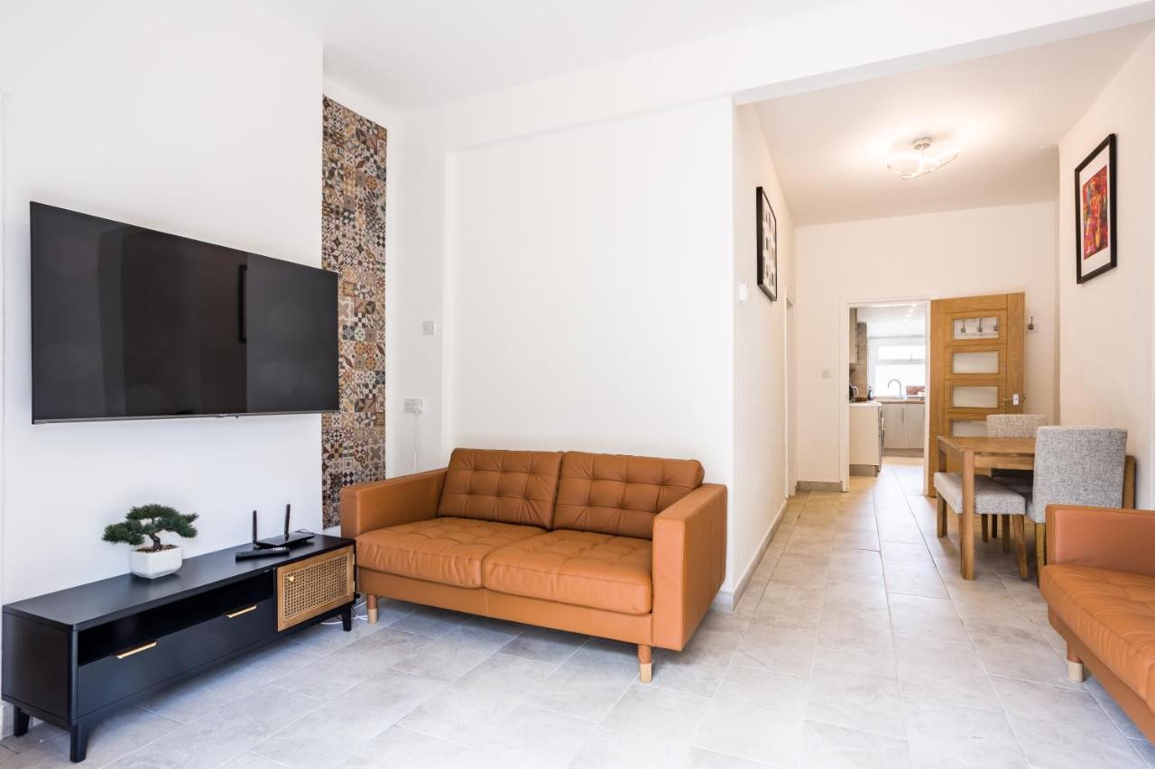 4 Bedroom House With Garden, Parking & 3 Mins Walking Distance From Train Station *