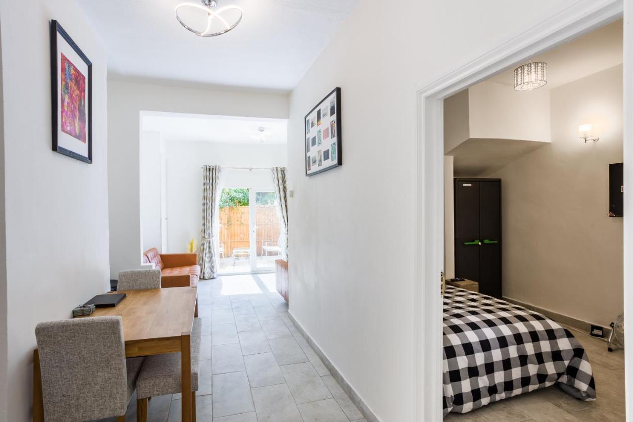 4 Bedroom House With Garden, Parking & 3 Mins Walking Distance From Train Station