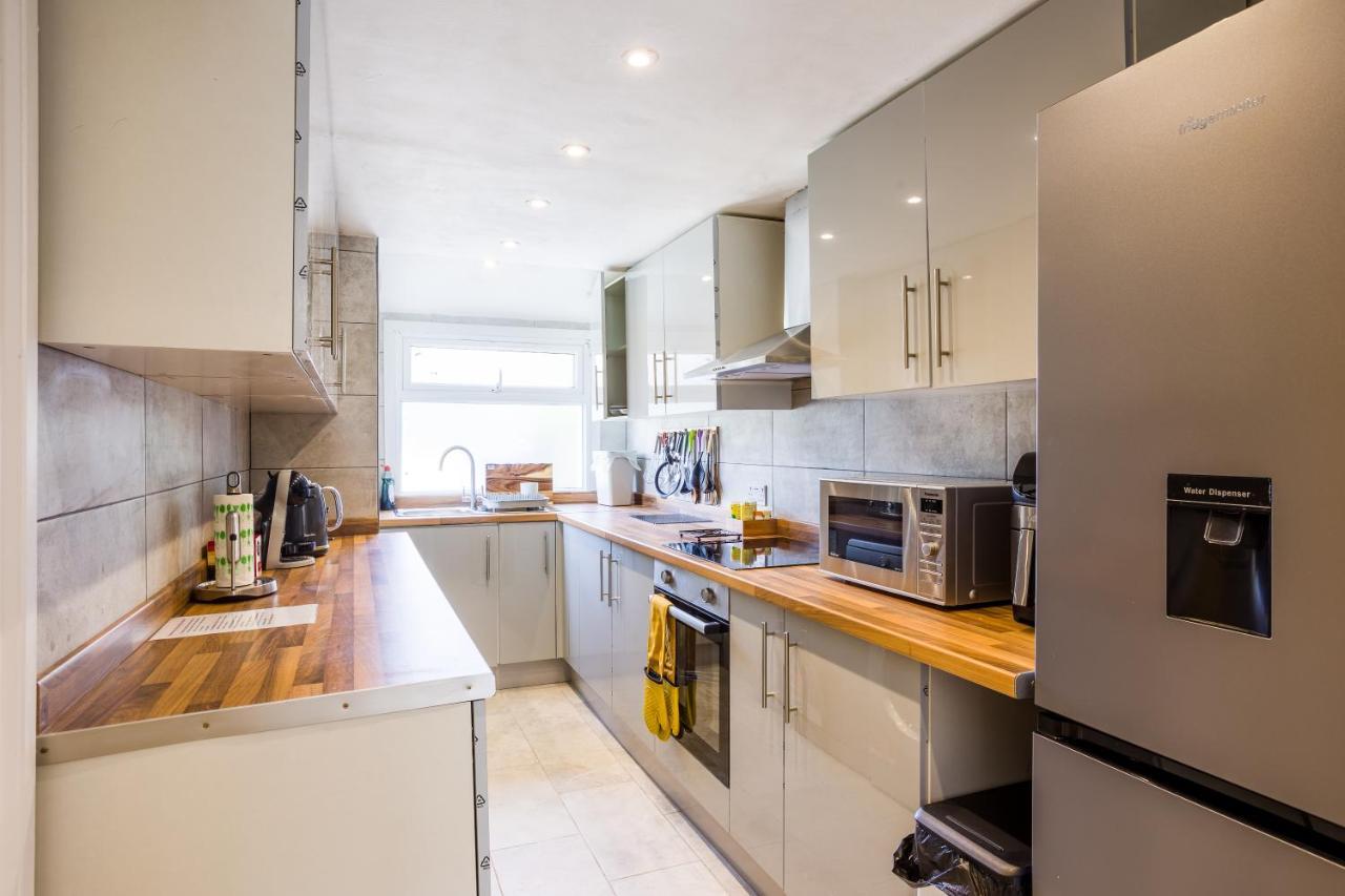Vakantiehuis 4 Bedroom House With Garden, Parking & 3 Mins Walking Distance From Train Station *