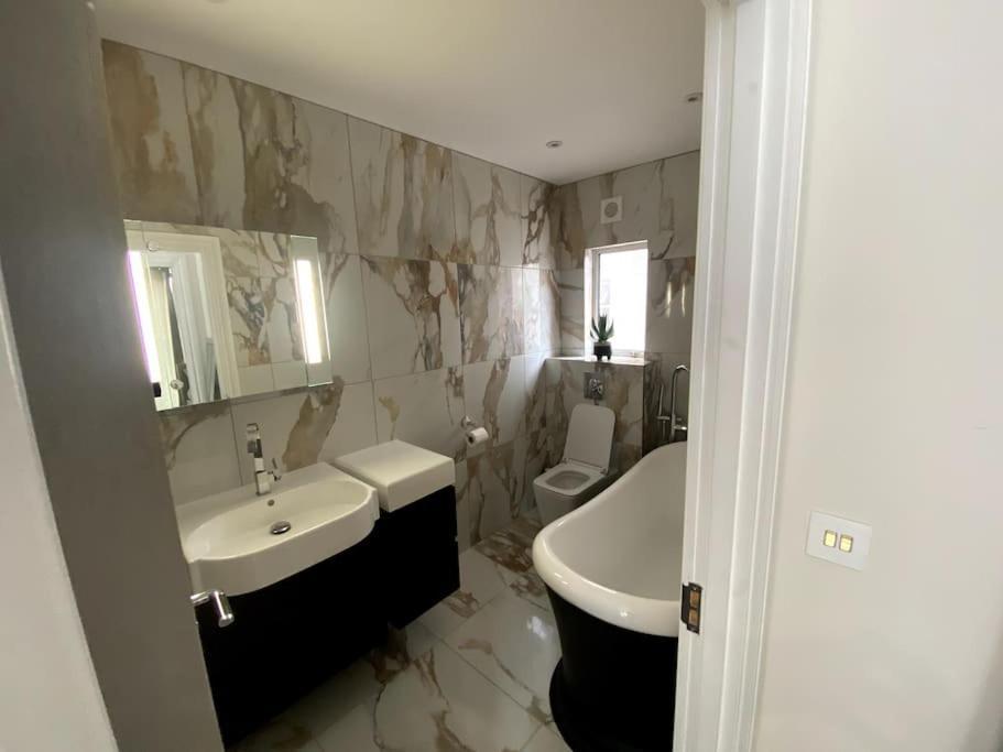Golders Green Luxury Flat * London