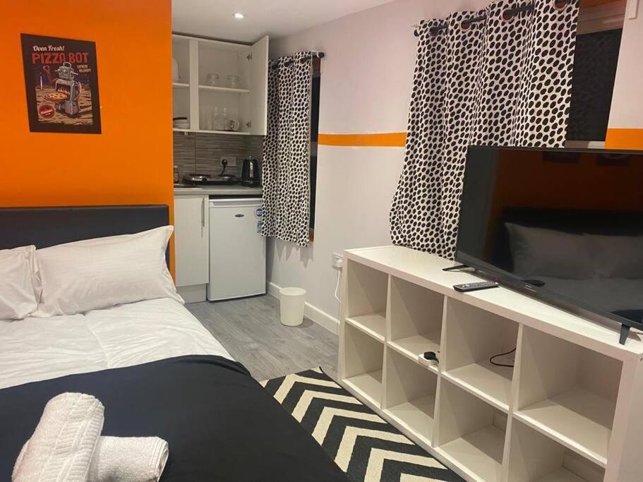 Private Garden 1bed Studio Apart Battersea Perfect For Coupled Or Solo Travellers Pet Friendly Free Netflix & Wifi Apartment London