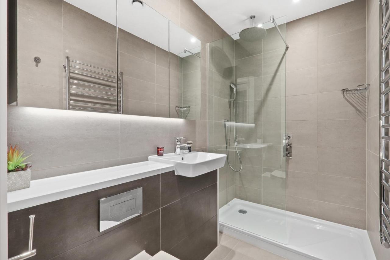 Ellie N Conys 3 Bedroom With 2 Bathrooms, An Ensuite, Kitchen And Balcony In Stratford Westfield * Londres