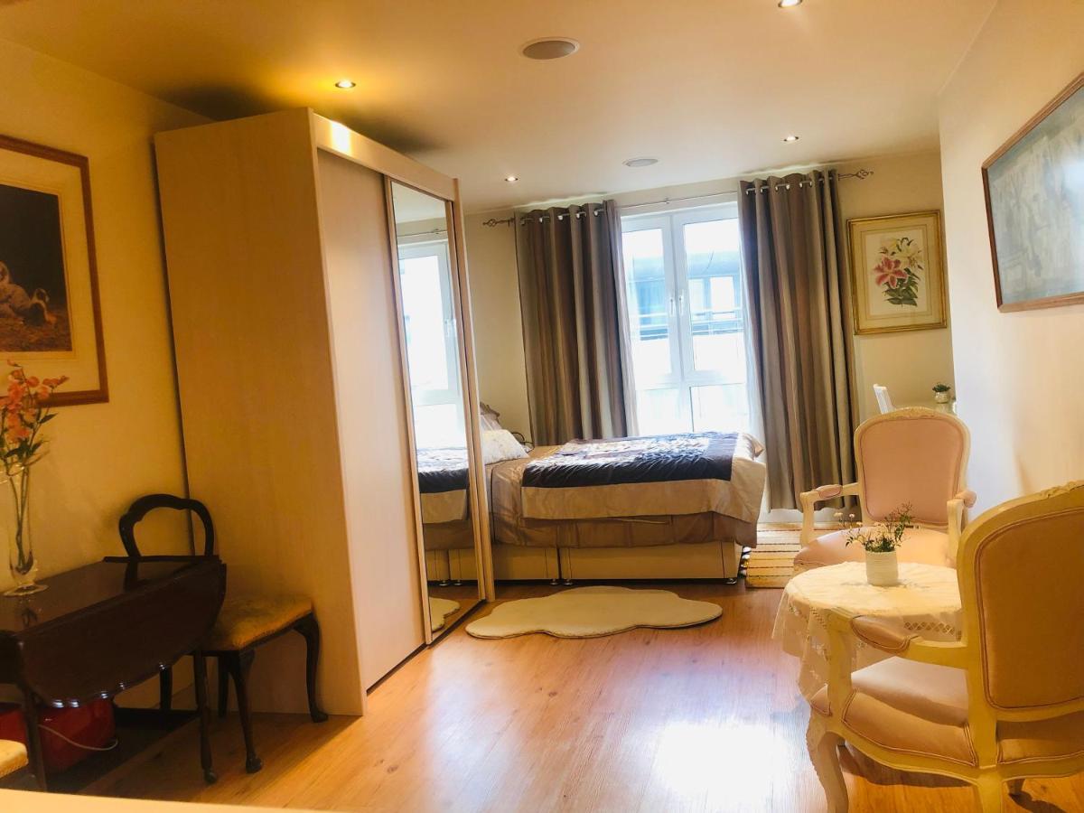 Studio Flat In Imperial Wharf-chelsea Harbour Apartamento Londres