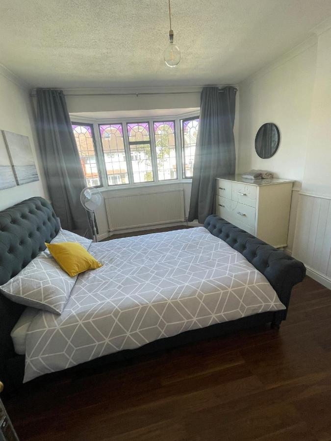 Lovely, Recently Refurbished Four Bedroom House.. Vakantiehuis *