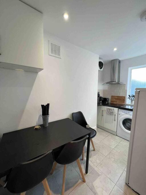 Fully Equipped 2 Bed Flat On Old Compton St! Apartment London
