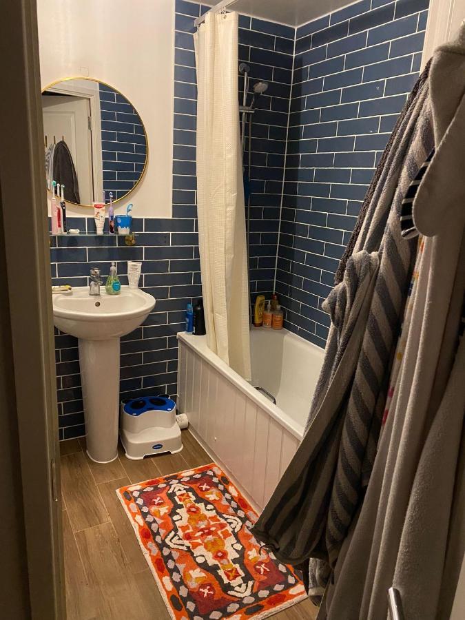Beautiful With Large Balcony Apartment London