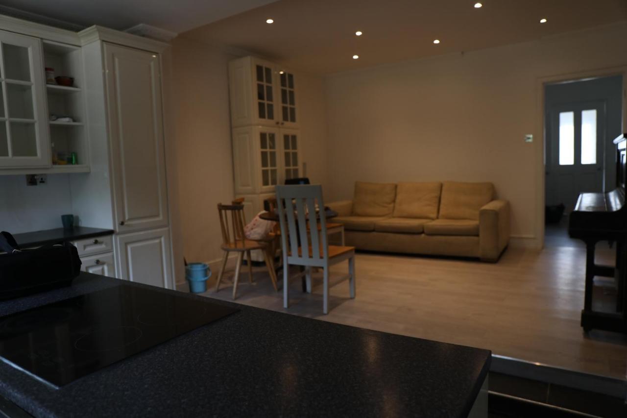 Homestay Big Size Family In Wembley Park *