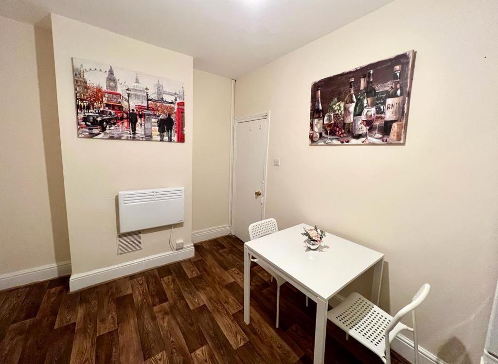 Studio Flat In Colliers Wood Apartment London