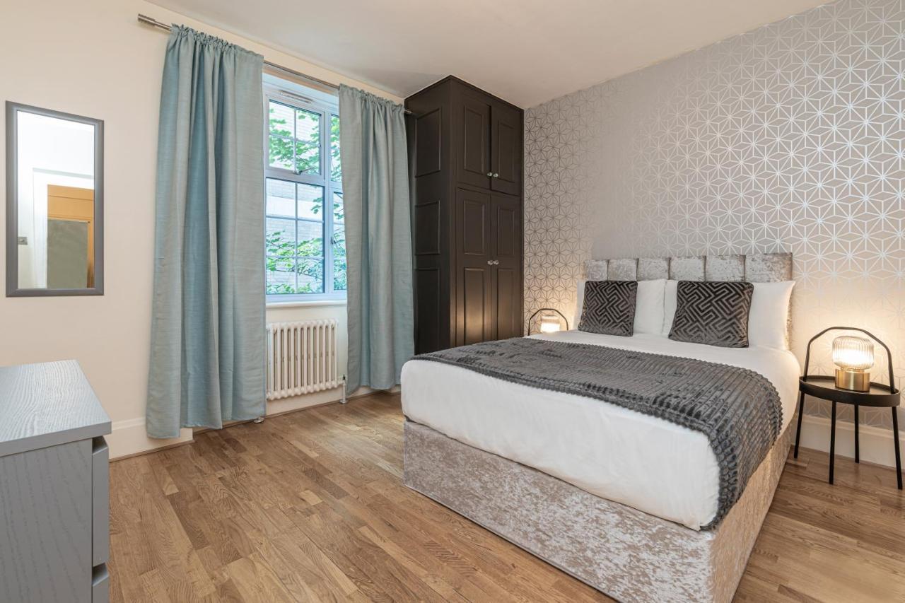 Charming 2 Bedroom Flat In Kensington High Street * Londen