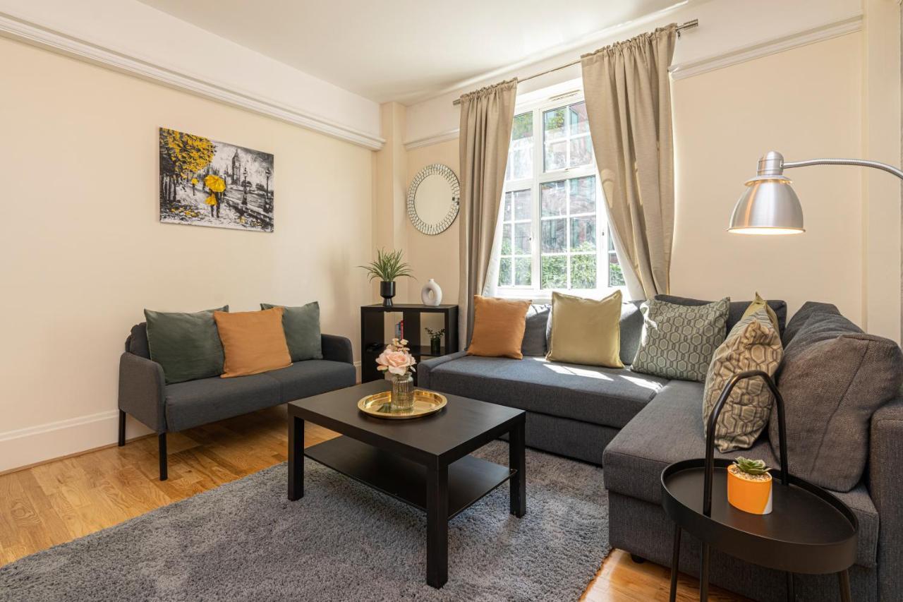 Charming 2 Bedroom Flat In Kensington High Street * Londen