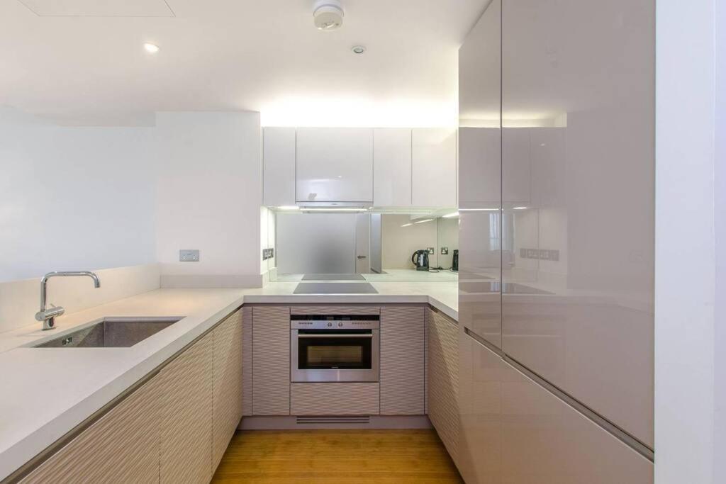 Skyview Waterside Luxury Apartment