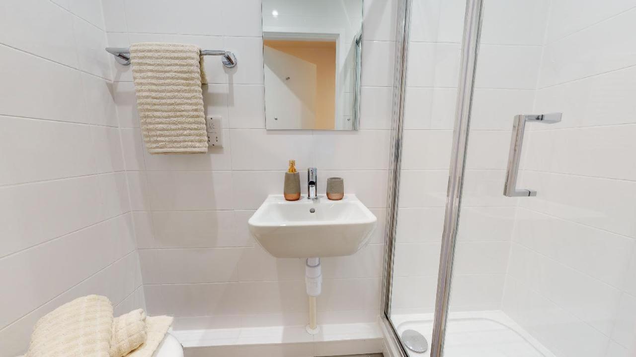 Apartment For Students Only Private Bedrooms With Shared Kitchen At Great Court In London