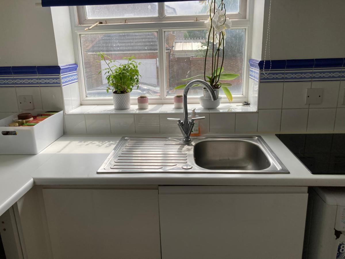 Comfortable With Private Balcony And Shared House * Londres