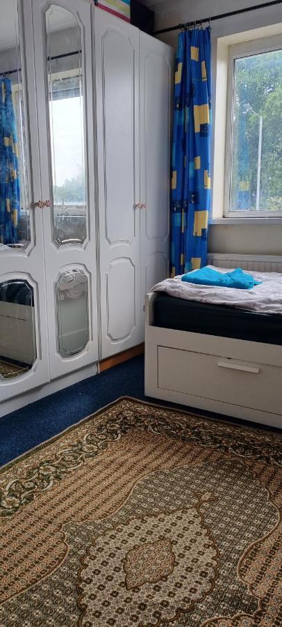 Private In Shares Flat Near Heathrow Airport Appartement *