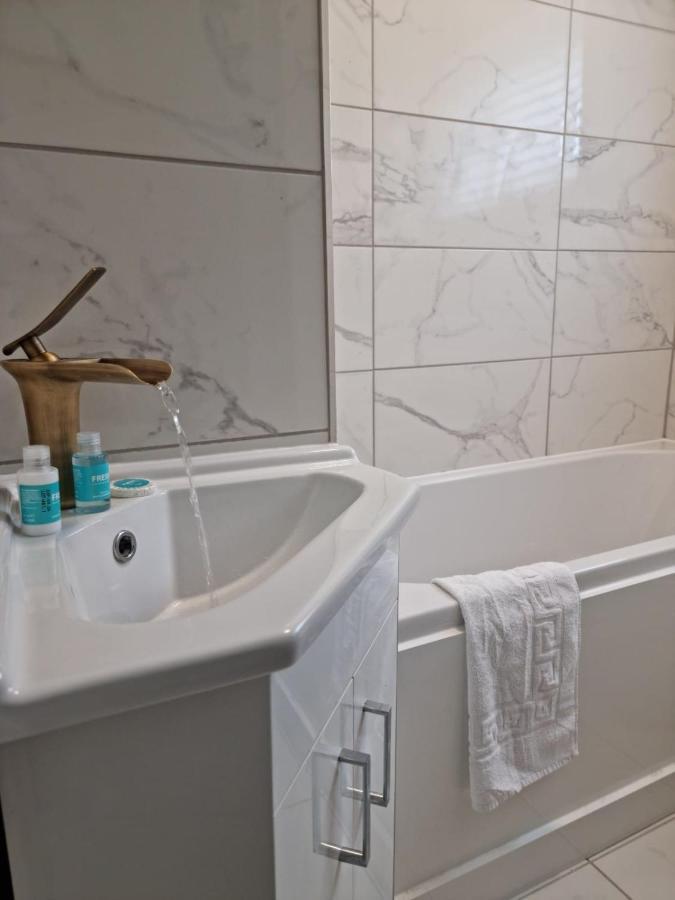 Remarkable 3-bed In Apartment London