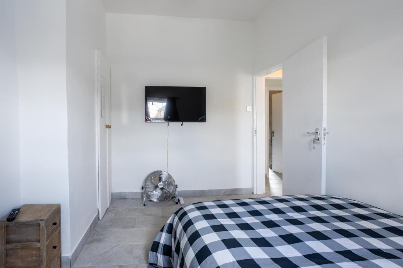 Holiday home 4 Bedroom House With Garden, Parking & 3 Mins Walking Distance From Train Station *