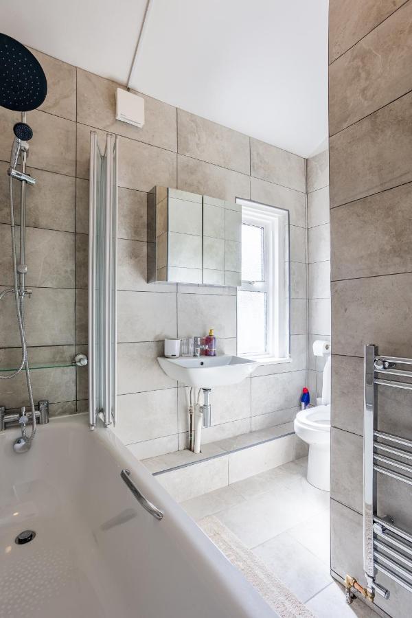 Vakantiehuis 4 Bedroom House With Garden, Parking & 3 Mins Walking Distance From Train Station *