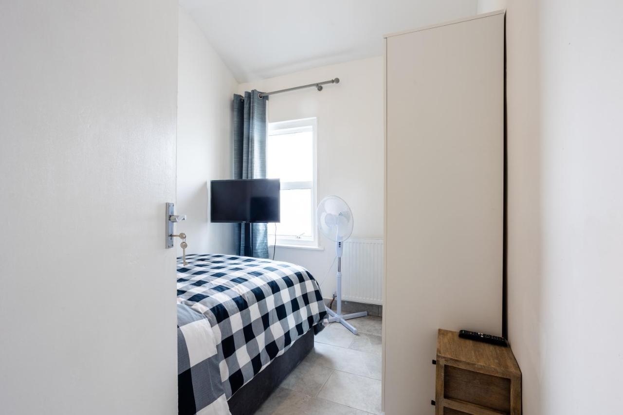 4 Bedroom House With Garden, Parking & 3 Mins Walking Distance From Train Station *