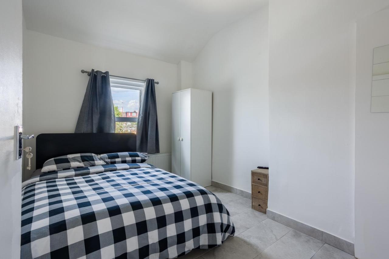 4 Bedroom House With Garden, Parking & 3 Mins Walking Distance From Train Station * London