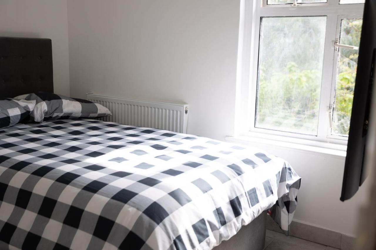 4 Bedroom House With Garden, Parking & 3 Mins Walking Distance From Train Station Vakantiehuis *
