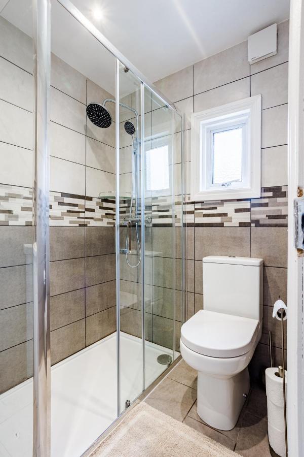 Holiday home 4 Bedroom House With Garden, Parking & 3 Mins Walking Distance From Train Station