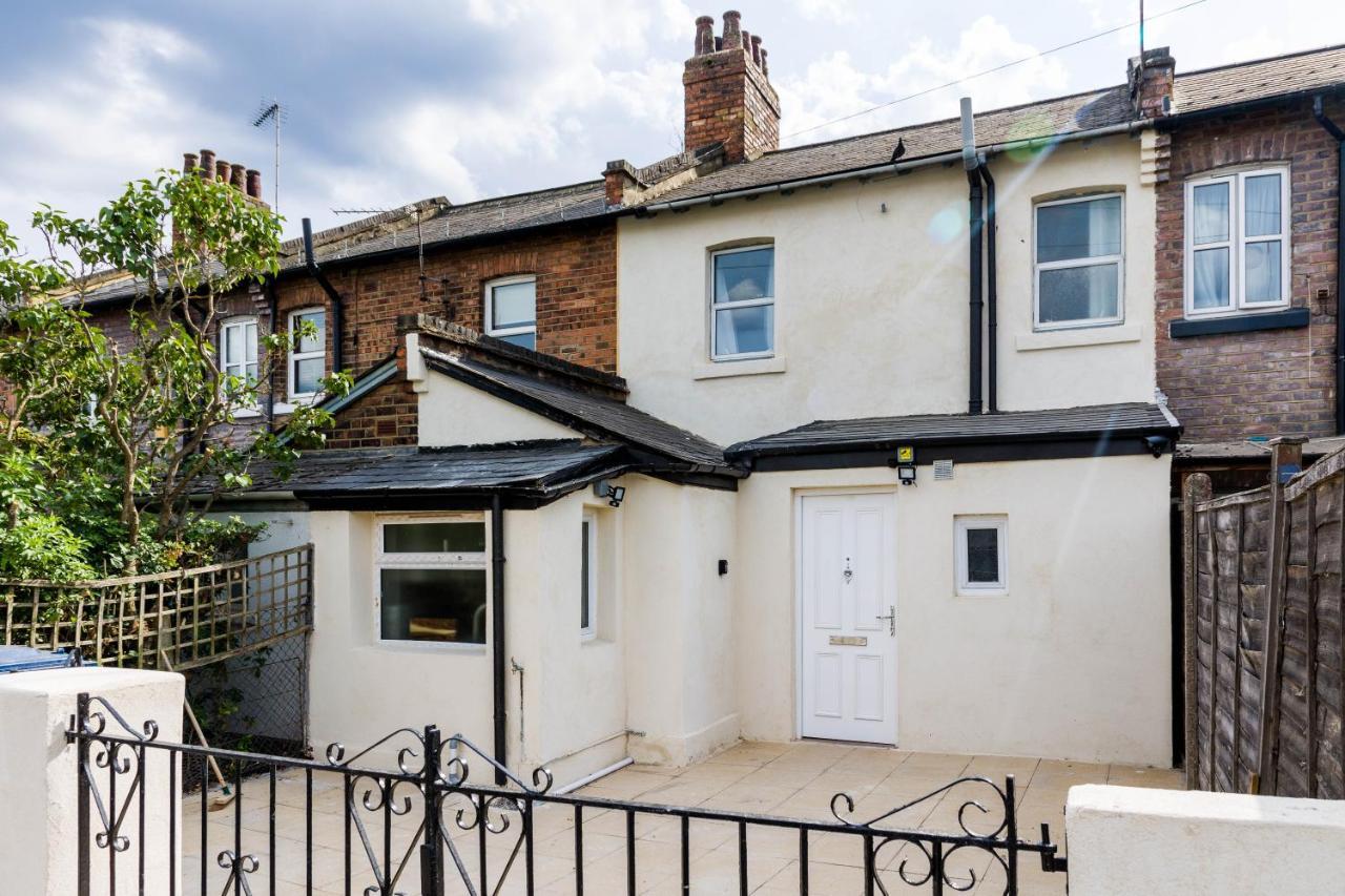 Vakantiehuis 4 Bedroom House With Garden, Parking & 3 Mins Walking Distance From Train Station Londen