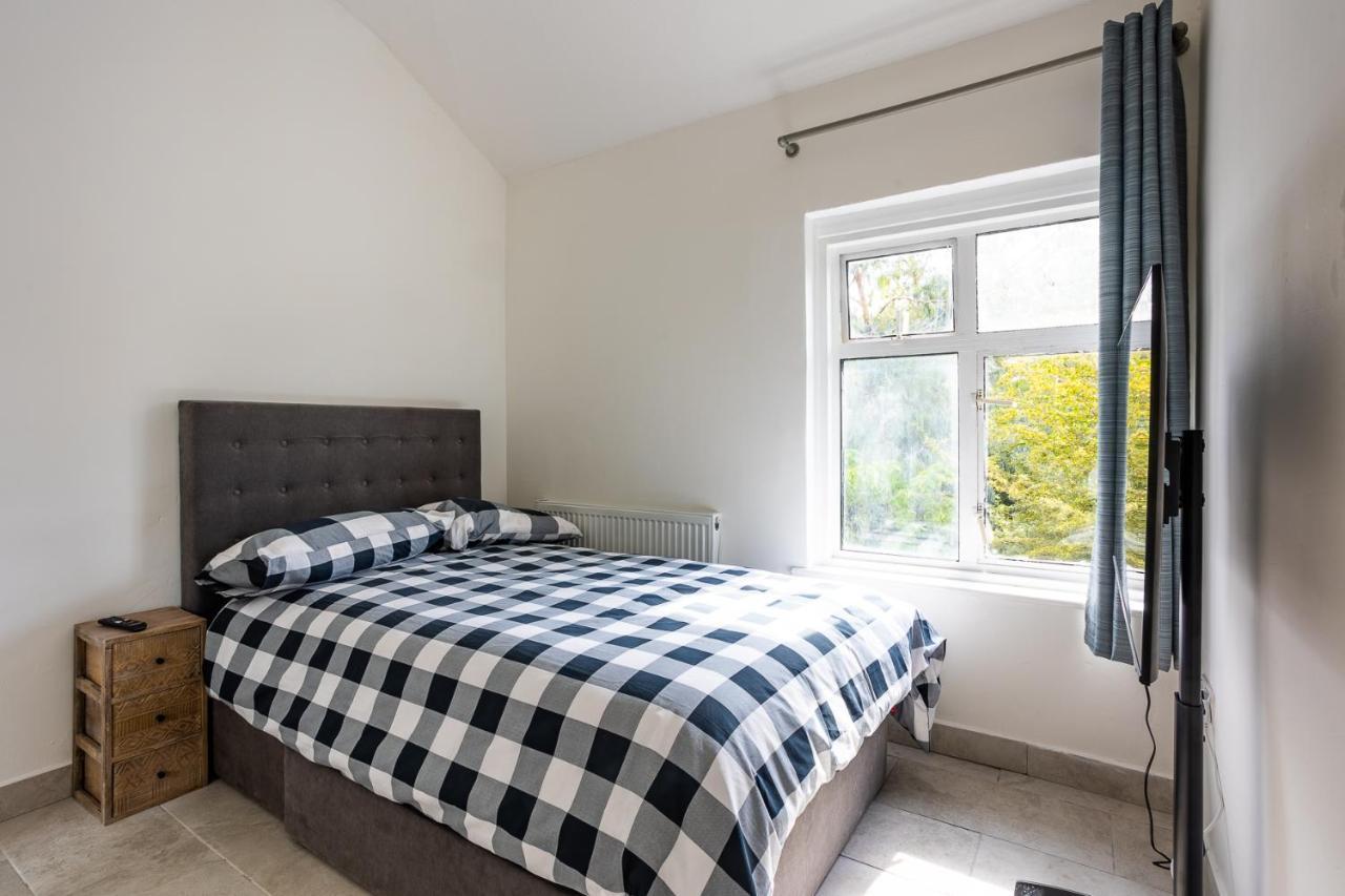 4 Bedroom House With Garden, Parking & 3 Mins Walking Distance From Train Station