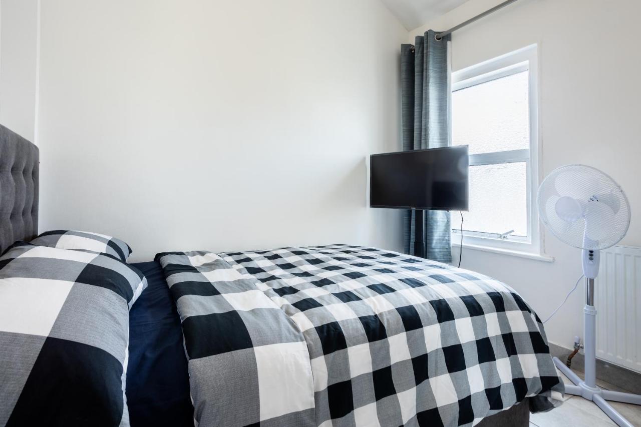 4 Bedroom House With Garden, Parking & 3 Mins Walking Distance From Train Station * London