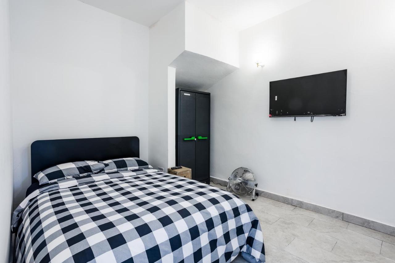 4 Bedroom House With Garden, Parking & 3 Mins Walking Distance From Train Station Vakantiehuis *