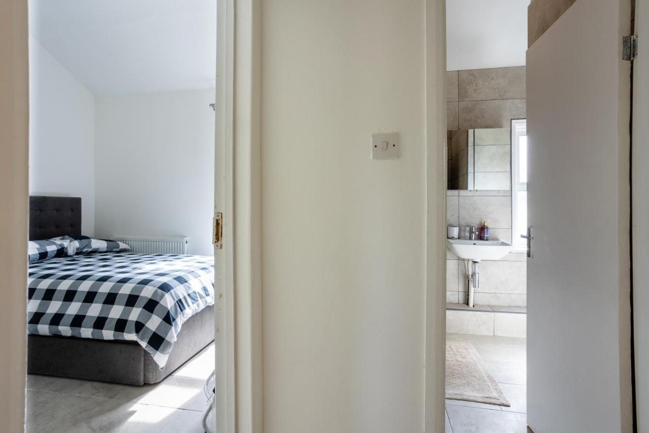 4 Bedroom House With Garden, Parking & 3 Mins Walking Distance From Train Station Vakantiehuis Londen