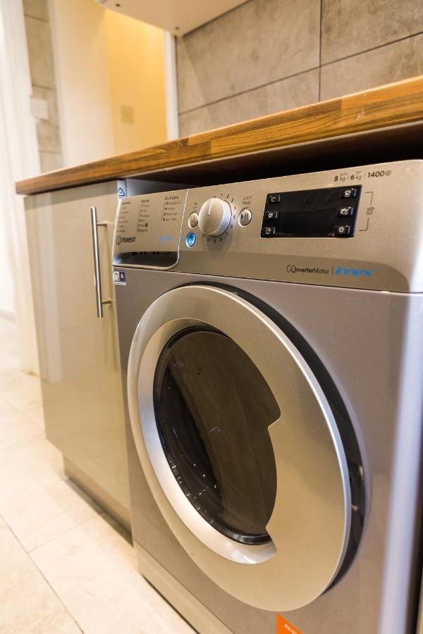 4 Bedroom House With Garden, Parking & 3 Mins Walking Distance From Train Station